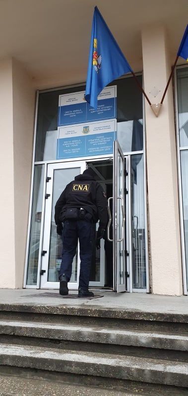 Налоговый инспектор был задержан за взятку в 50 000 леев.