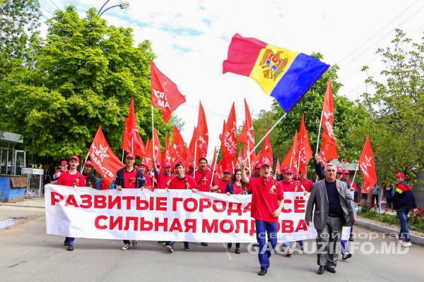 Праздничная колонна стартовала от автовокзала в Комрате.