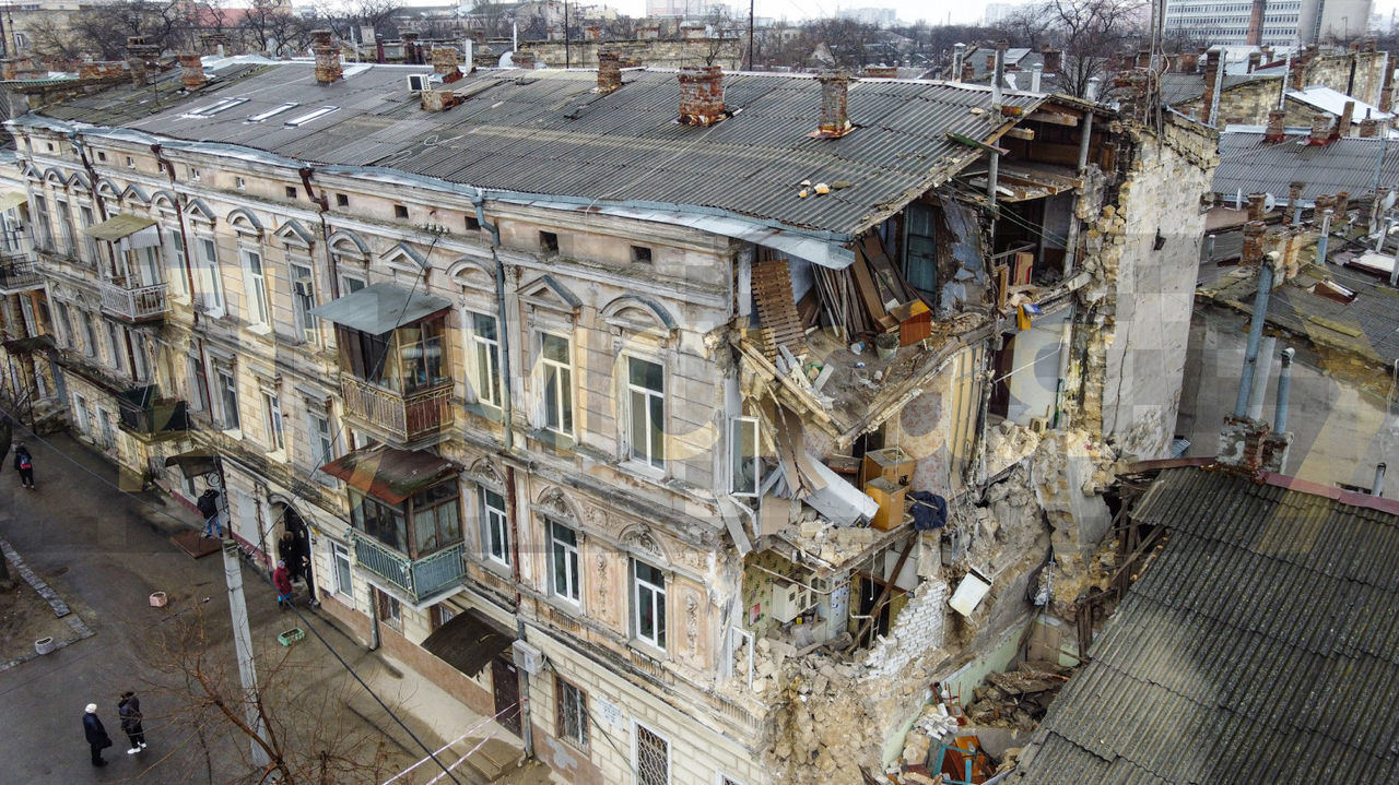 Обрушение произошло примерно в 3 часа ночи. Никто не пострадал. 
