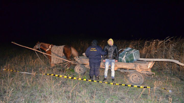 Un tânăr, prins cu căruţa plină cu ţigări de contrabandă
