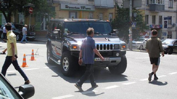 Пожарные успели предотвратить взрыв, вытащив из багажного отделения авто три газоых баллона.