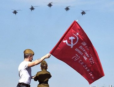 Активисты «Азова» и Всеукраинского объединения «Свобода» попытались отобрать красный флаг у ветеранов.