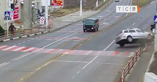 В Парканах ДТП с перевернувшимся автомобилем попало на видео.