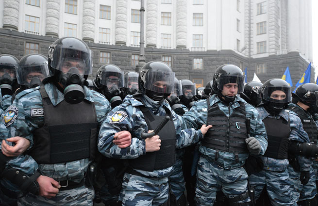 Беркутовцы выступают против задержания людей, которые выходят на митинг в поддержку Павла Губарева.
