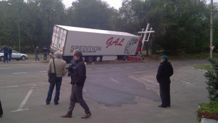 Potrivi poliției, conducătorul auto riscă șase puncte de penalizare și 1000 de lei amendă.