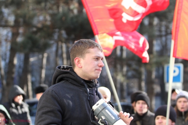 Protestatarii au scandat „Revoluție” și „Ura” și i-au huiduit pe deputații din majoritatea parlamentară.