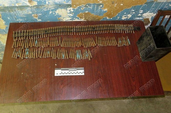 В Приднестровье мужчина нашел в гараже целый арсенал боеприпасов.