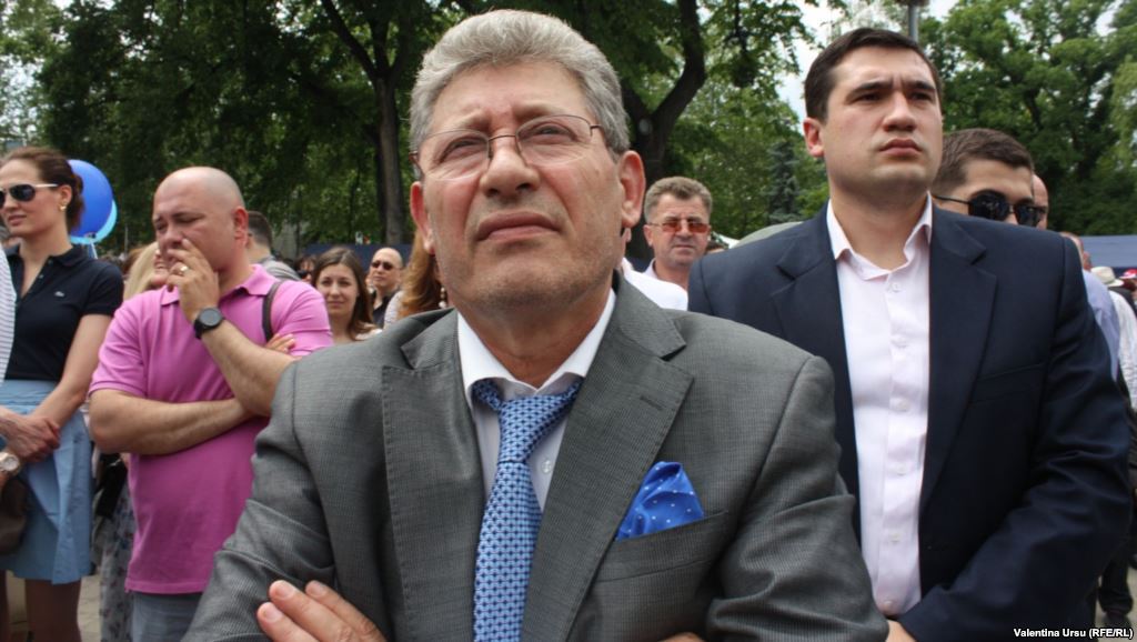În cazul Băncii de Economii Vlad Filat a procedat exact ca în anii 90, iar înainte s-o preia a falimentat-o, a declarat Ghimpu.