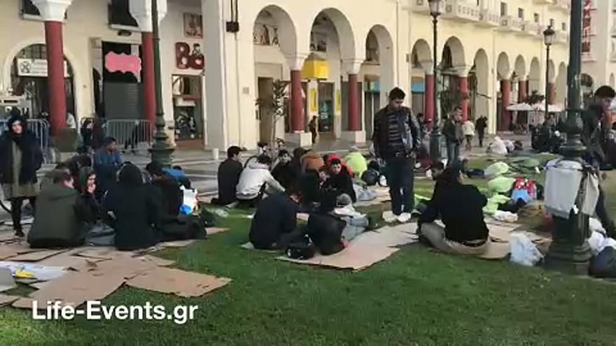 Люди спят под открытым небом буквально напротив отделения полиции.