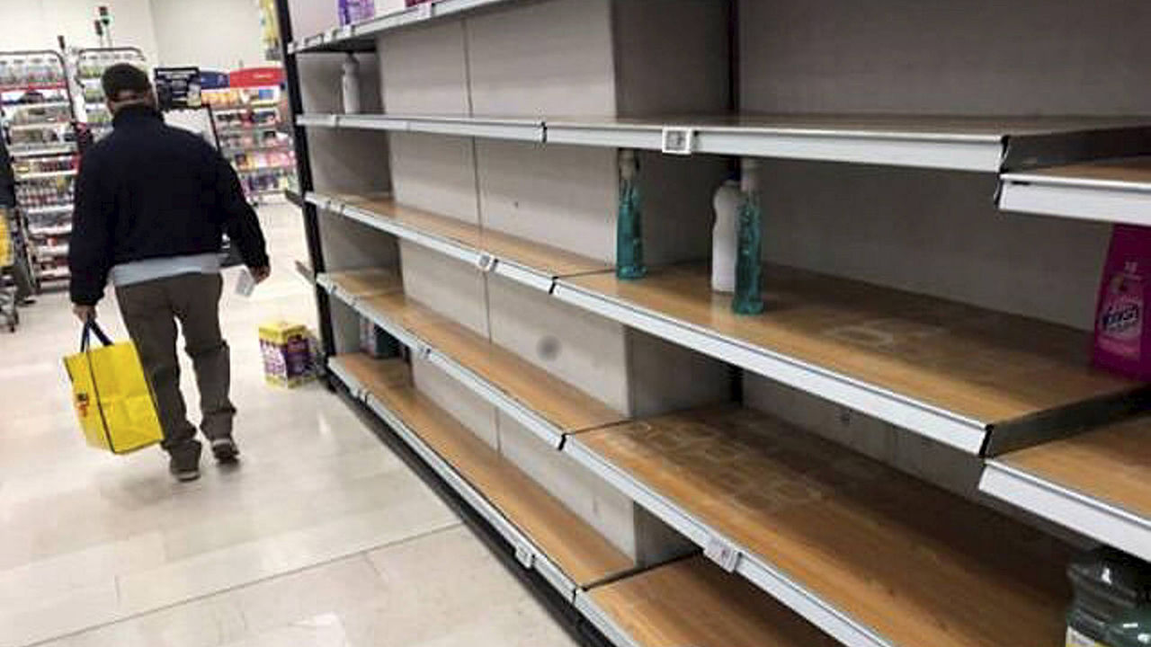 Британские магазины призвали покупать меньше и не паниковать.