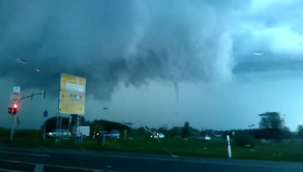 Cel puţin un mort şi pagube importante în Germania, în urma unor furtuni şi unei tornade.