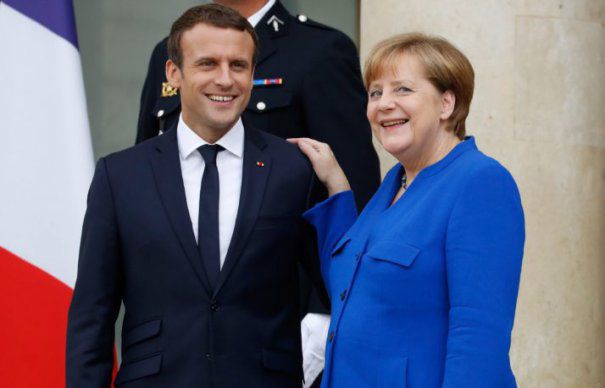 Emmanuel Macron vrea să fie noul rege al Europei şi să-i ia locul lui Merkel. 