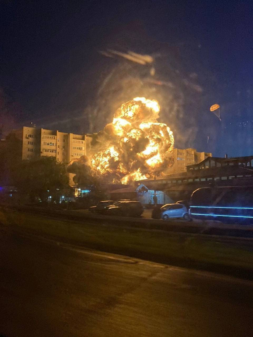 Самолет упал на жилые дома в Краснодарском крае.