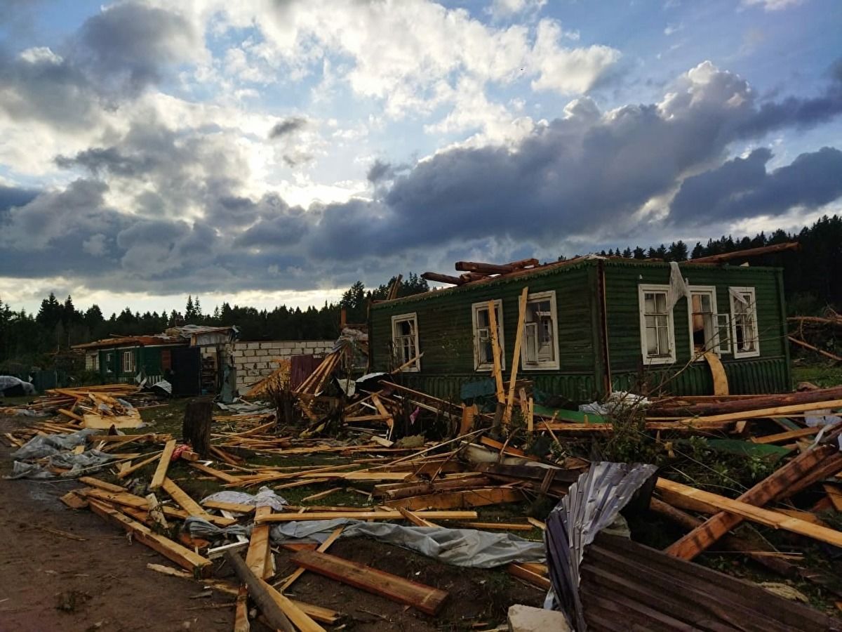 Торнадо унесло мужчину вместе с домом в Тверской области