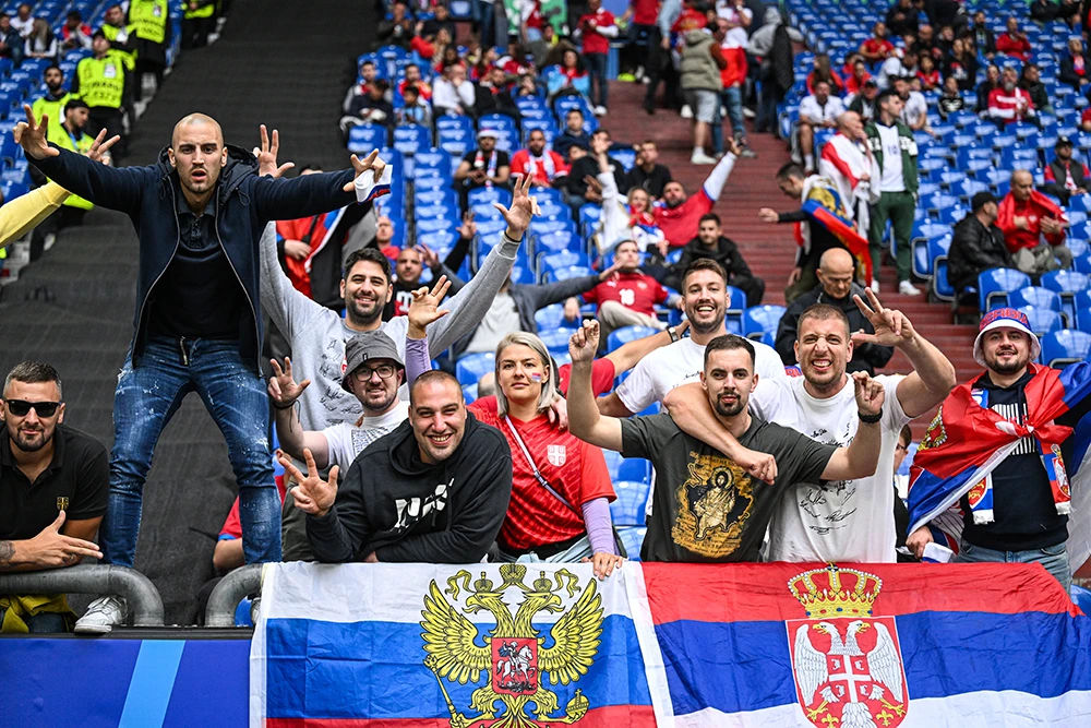 На матче Сербия - Англия вывесили российский флаг.