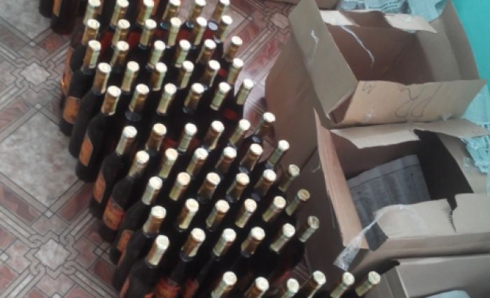Sute de sticle de băuturi alcoolice, confiscate de polițiști. Foto: igp.gov.md