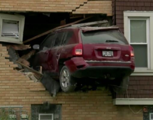 Parcare extremă pentru o tânără: a intrat cu mașina într-o casă straină. Foto: protv.md