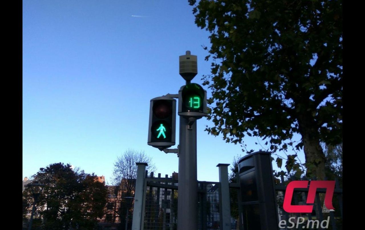 В течение двух лет в городе установят три специальных светофора для незрячих или слабовидящих людей. 