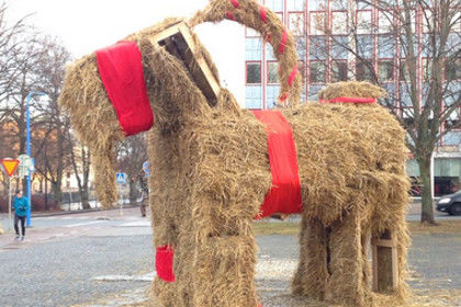 Рождественский козел в Евле до поджога (2015 год).  Фото: @Gavlebocken