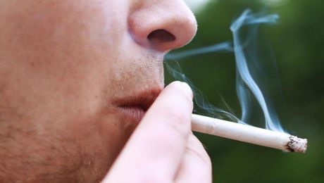 Într-o țară europeană, eleviilor li se permite să fumeze în curtea şcolii. Foto: news-images.vice.com