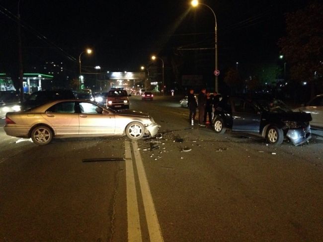Două automobile s-au ciocnit frontal pe strada Mihai Viteazul. Foto: protv.md