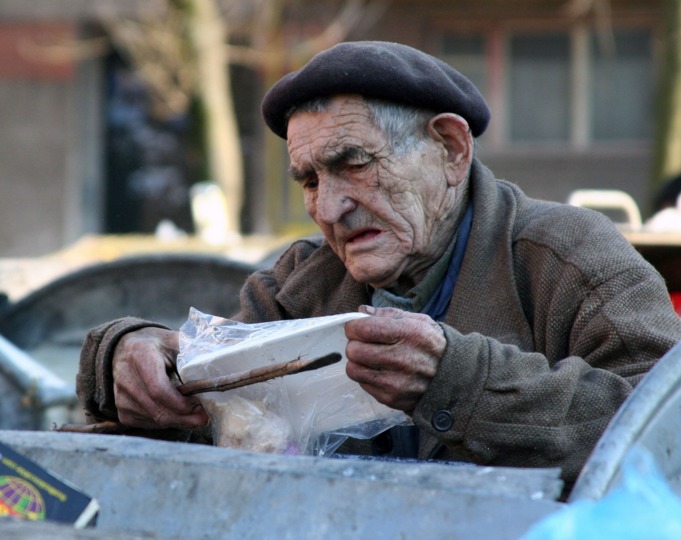 Peste 75% din moldoveni spun că trăiesc la limita sărăciei.