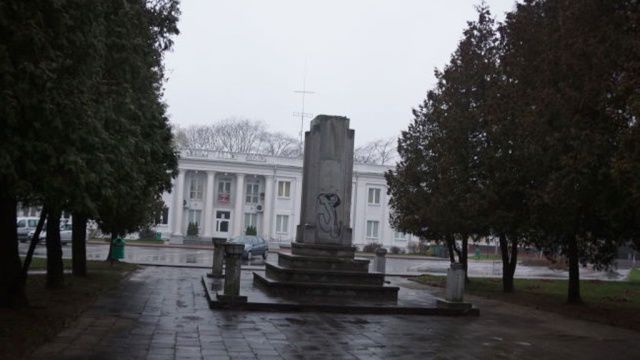 Фигура солдата, держащего ребенка и меч, пропала прямо с постамента.