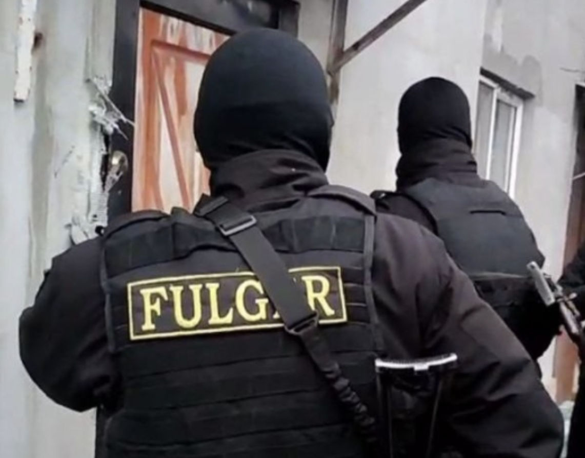 Trei bărbați suspectați de pregătirea tulburărilor în masă, reținuți.