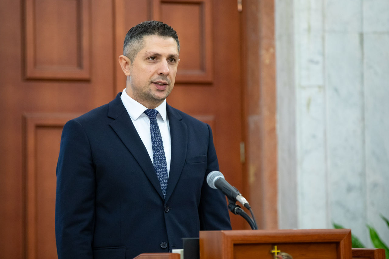 Глава Минюста указал в декларации квартиру, авто и зарплату в полмиллиона леев от МВД.