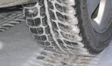 Conducătorii auto care încă nu şi-au echipat mijloacele de transport cu anvelope de iarnă vor fi sancţionaţi.