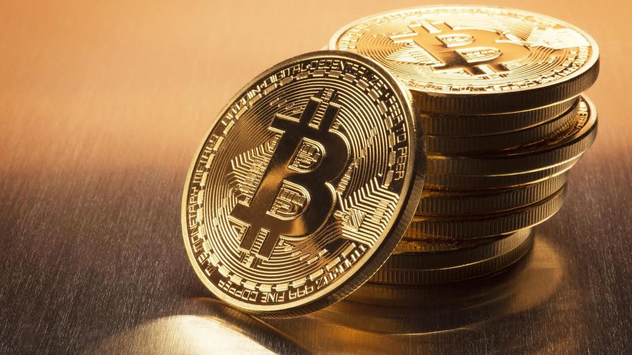 По данным портала CoinMarketCap, высчитывающего среднюю цену по более чем 20 биржам, биткоин подорожал на 0,85%, до 6,208 тысячи долларов. 