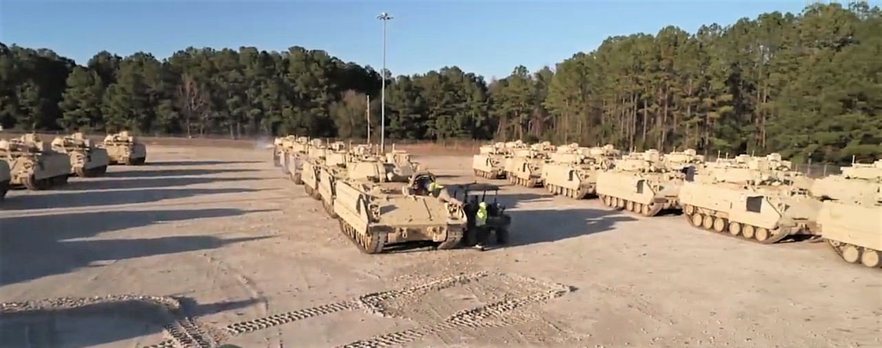 Транспортное командование США доставляет более 60 Bradley в Украину.