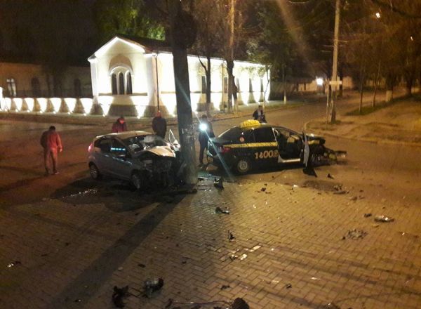 Grav accident în centrul Capitalei: Două mașini, făcute zob