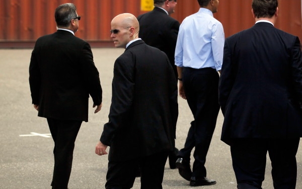 Trei agenti din cadrul Secret Sevice, insarcinati cu protectia presedintelui american Barack Obama in Olanda saptamana aceasta, au fost trimisi acasa, in Statele Unite.