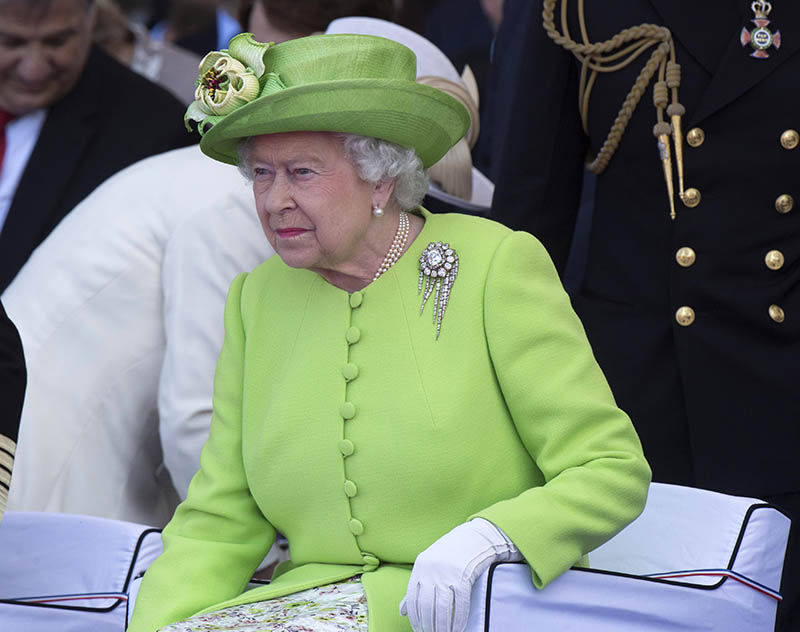 Королеву Великобритании вторично уличили в поддержке Brexit.