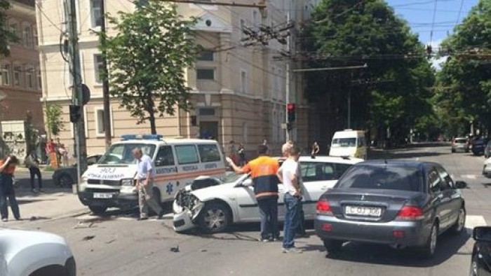 O ambulanță a fost implicată astăzi, 4 iunie, într-un accindent rutier în Capitală.