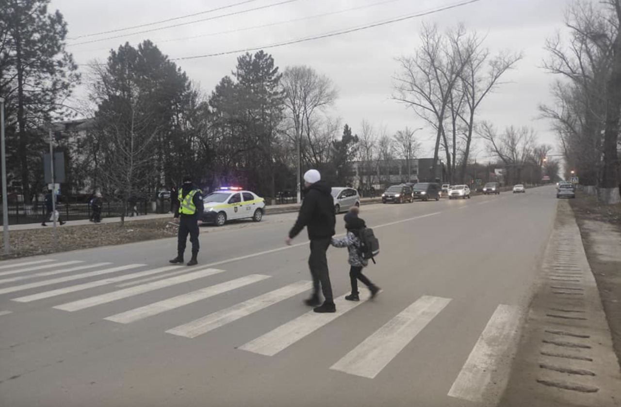 Полиция призывает к осторожности школьников, родителей и водителей.