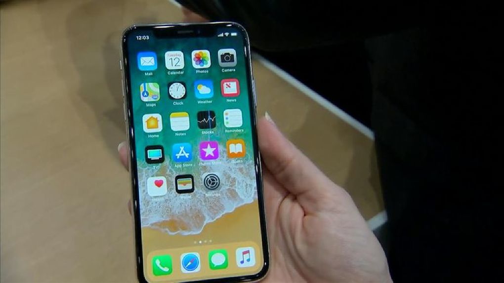 Coadă imensă la un magazin unde se vindeau iPhone-uri cu 50 de dolari
