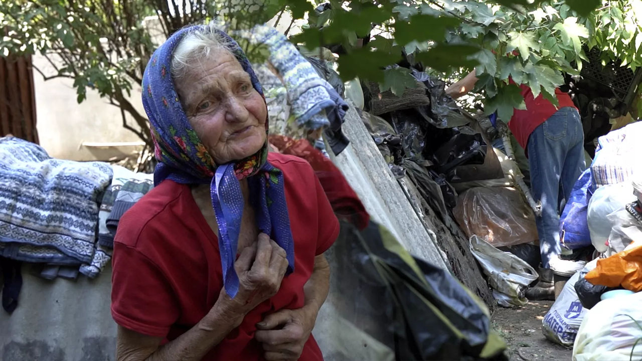 O pensionară din Bălți a transformat curtea blocului într-o groapă de gunoi.