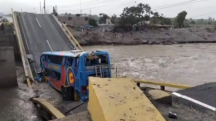 Un autobuz de pasageri a căzut de pe un pod prăbușit în Peru: Două persoane au murit.