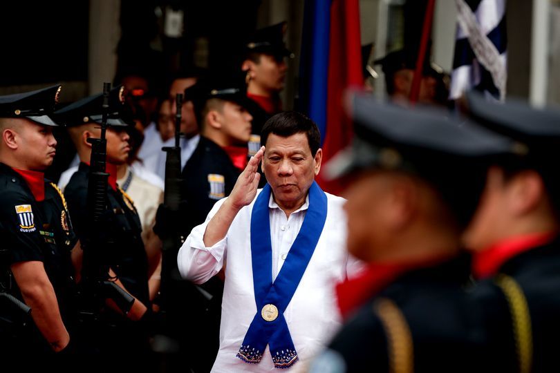 Președintele Filipine îndeamnă soldații să împuște femei în vagin