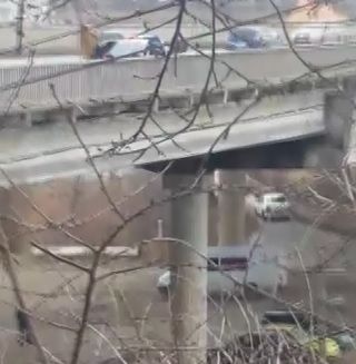 O tanara ar fi incercat sa-si puna capat zilelor, intentionand sa sara peste podul de pe strada Mihai Viteazul.