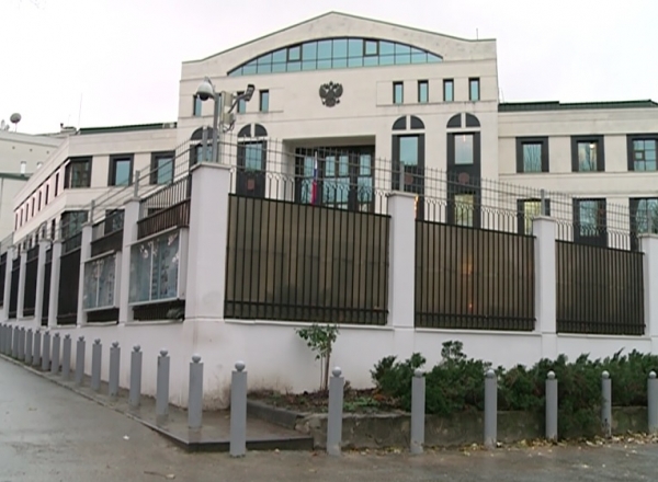 In jurul Ambasadei Rusiei la Chișinău au fost instalați stîlpi de metal. Toate lucrările au fost făcute în ajun.