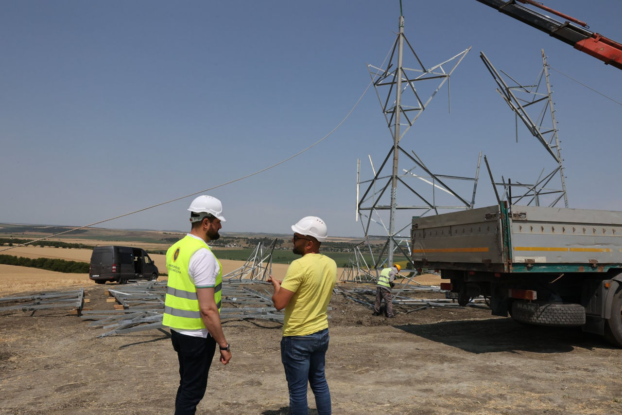 Instalarea conductoarelor pe LEA Vulcănești–Chișinău a început.