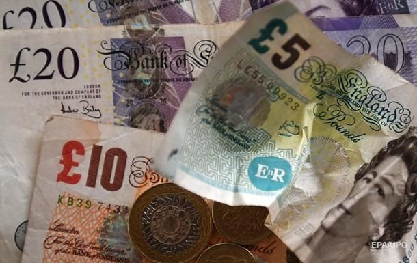 По отношению к доллару фунт упал более чем на 13%, пишет Bloomberg.