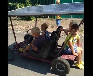 Двухместный электрокар может развить скорость до 12 километров.