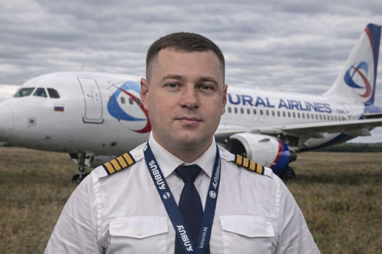 В России пилот посадивший Airbus в поле, вынужден работать курьером, чтобы выжить.