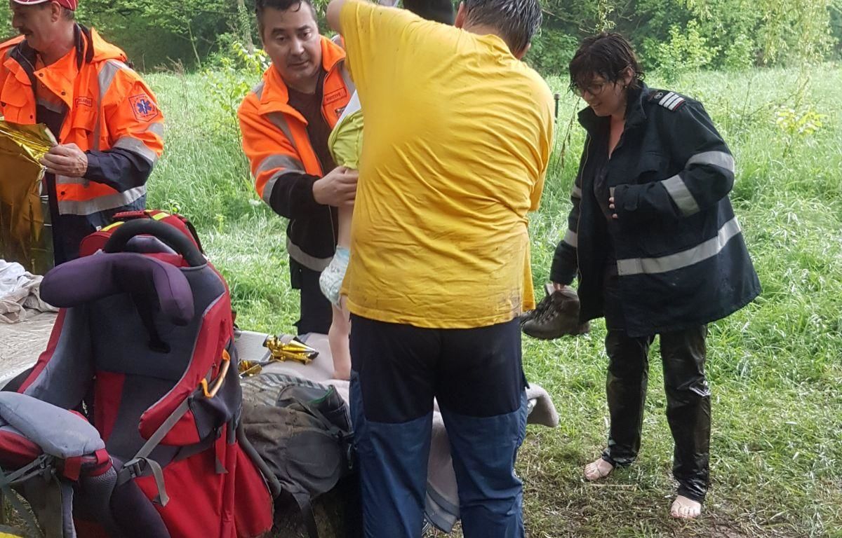 В румынских горах девочка спасла мать и маленького брата.