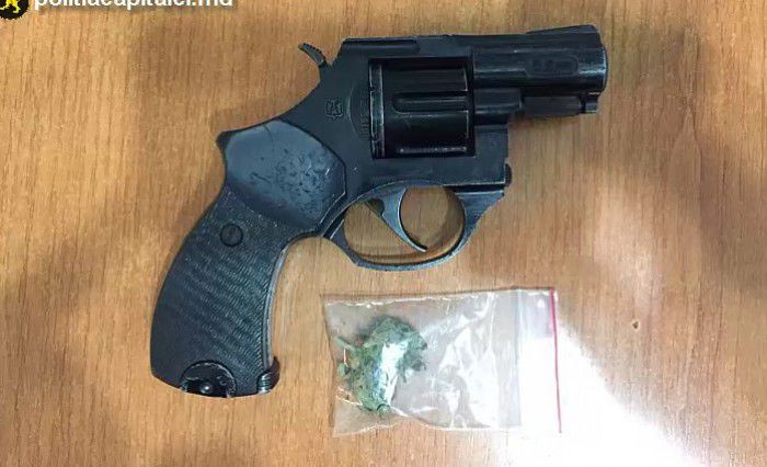 Pastile cu efect psihotrop și un pistol deținut ilegal, depistate la domiciliul unui tânăr din capitală. Foto: captura politiacapitalei 