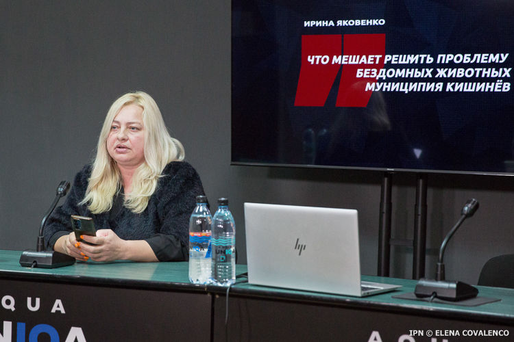 Специалист Отдела контроля и защиты животных Ирина Яковенко.